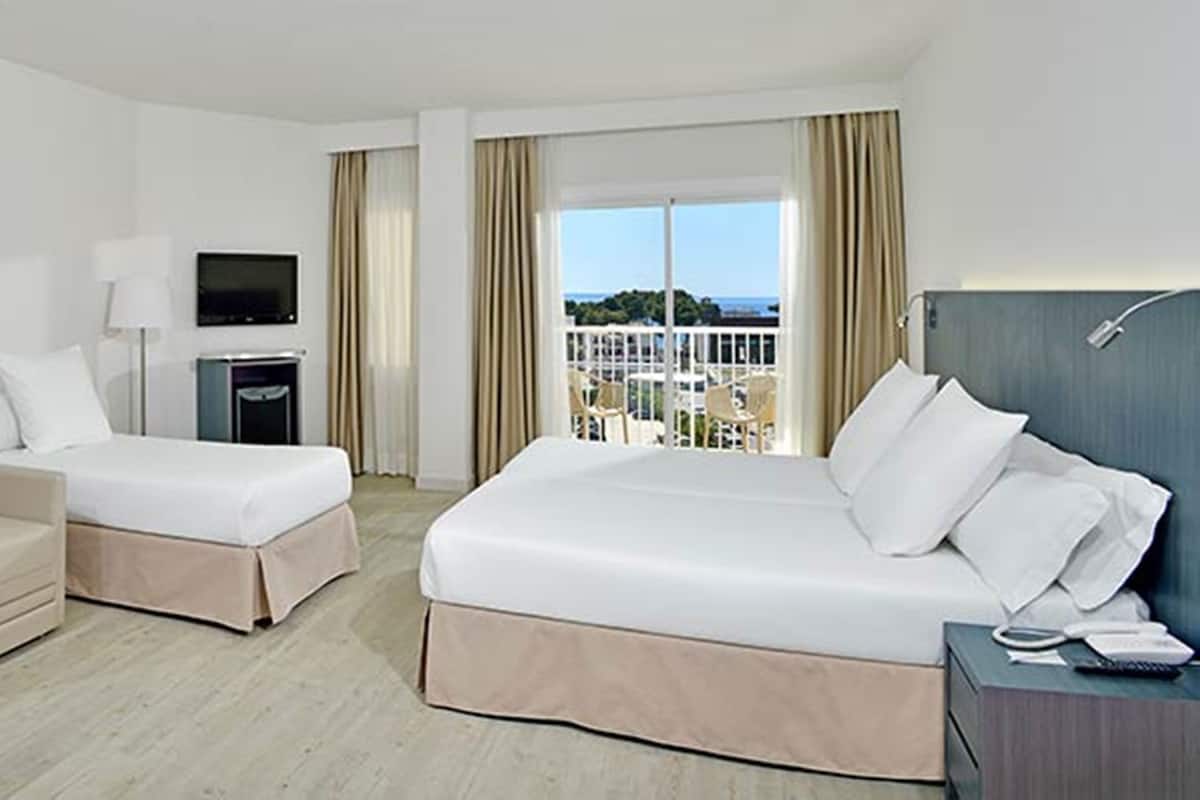 2 bedrooms, minibar, in-room safe, blackout drapes