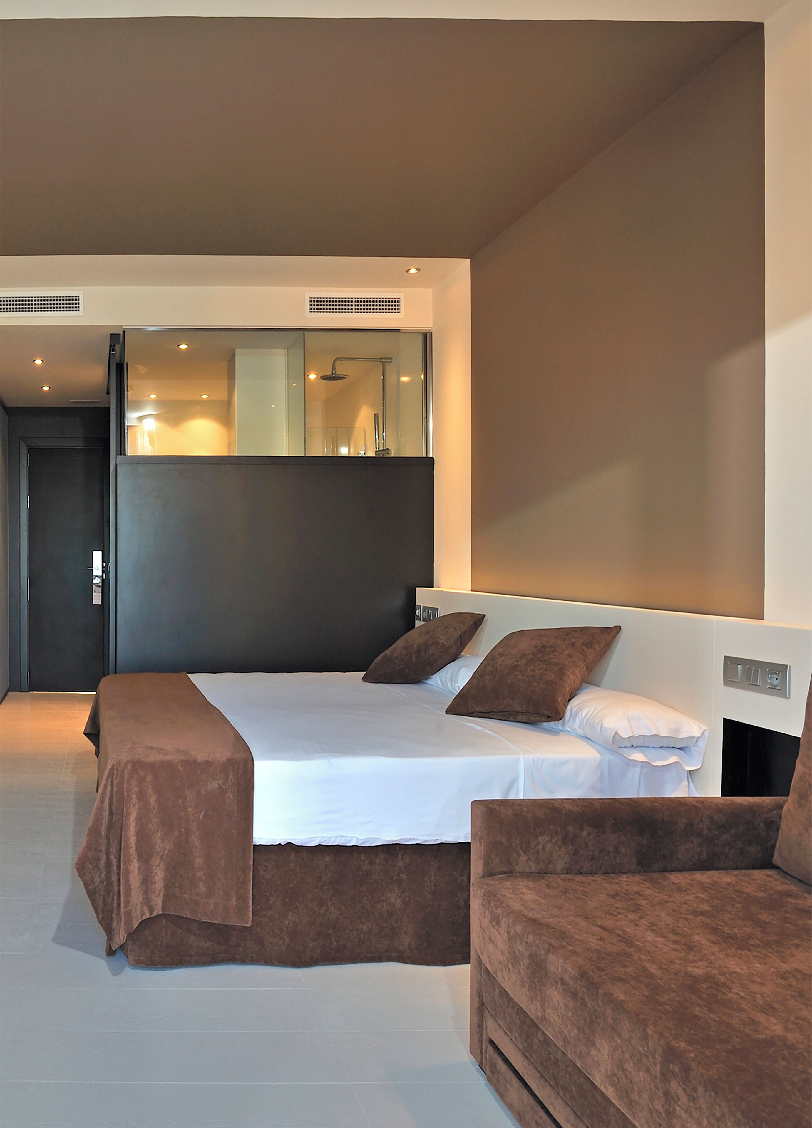 2 bedrooms, minibar, in-room safe, blackout curtains