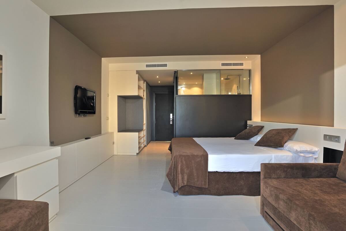 Minibar, in-room safe, blackout curtains, free WiFi