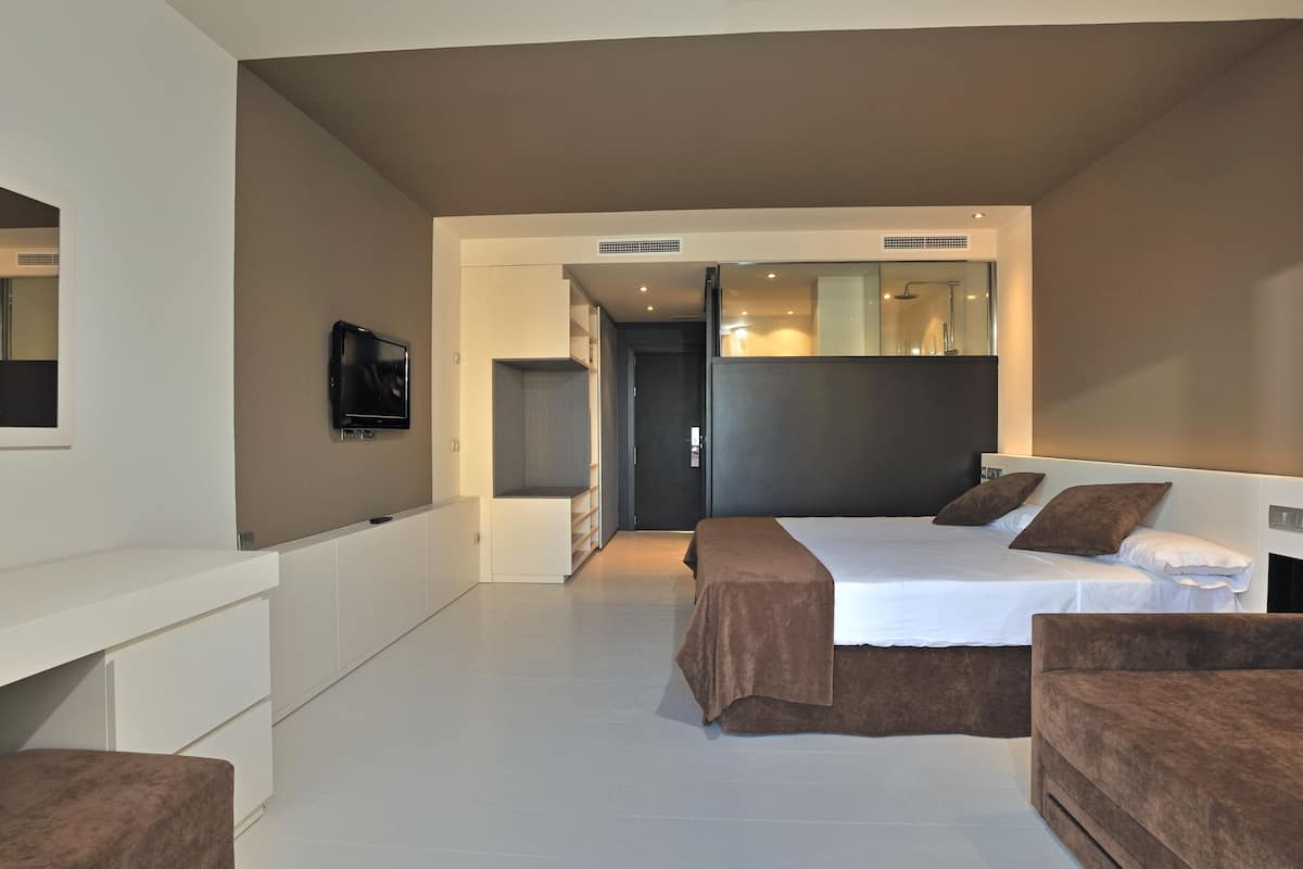 2 bedrooms, minibar, in-room safe, blackout drapes