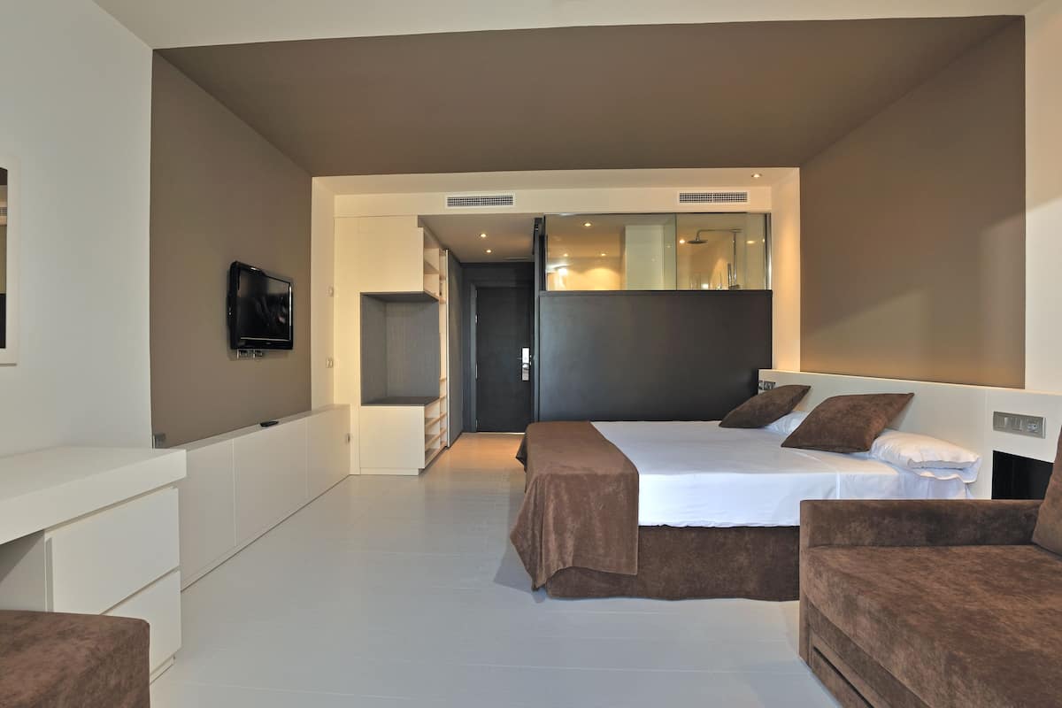2 bedrooms, minibar, in-room safe, blackout drapes