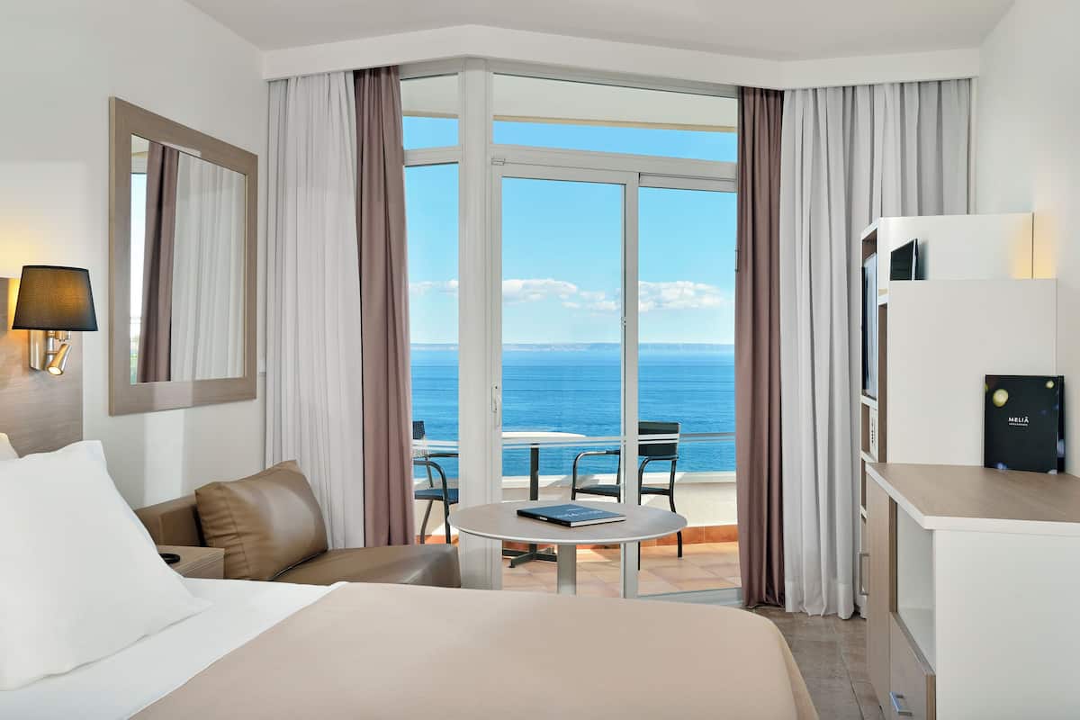 Ropa de cama de alta calidad, camas con efecto memoria y minibar