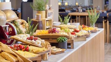 3 restaurants; breakfast, lunch, and dinner served