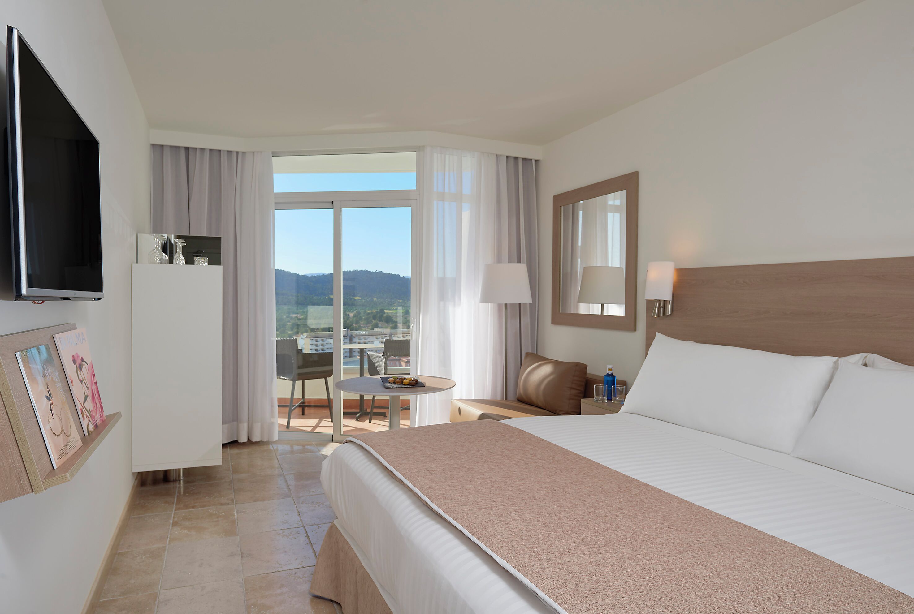 Literie de qualité, lit avec matelas en mousse à mémoire, minibar