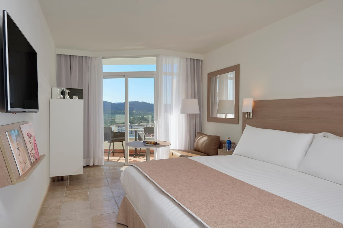 Ropa de cama de alta calidad, camas con efecto memoria y minibar
