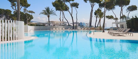 Una piscina cubierta, 4 piscinas al aire libre, sombrillas, tumbonas