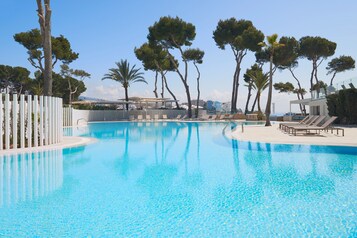 Una piscina cubierta, 4 piscinas al aire libre, sombrillas, tumbonas