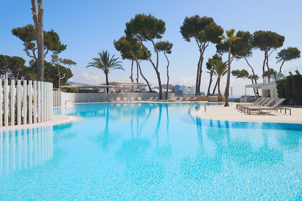 Una piscina cubierta, 4 piscinas al aire libre, sombrillas, tumbonas