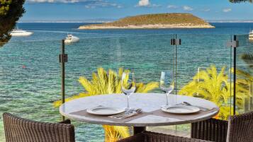 3 restaurants; ze serveren er ontbijt, lunch en diner