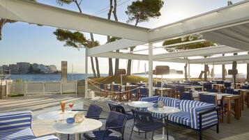 3 restaurants, breakfast, lunch, dinner served; international cuisine