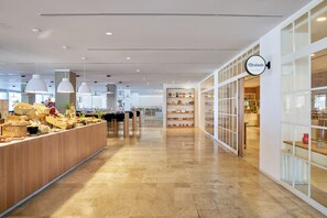 3 restaurants, breakfast, lunch, dinner served; international cuisine