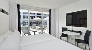 Innside, Premium Room with Solarium | Minibar (mit einigen kostenlosen Artikeln), Zimmersafe, Schreibtisch