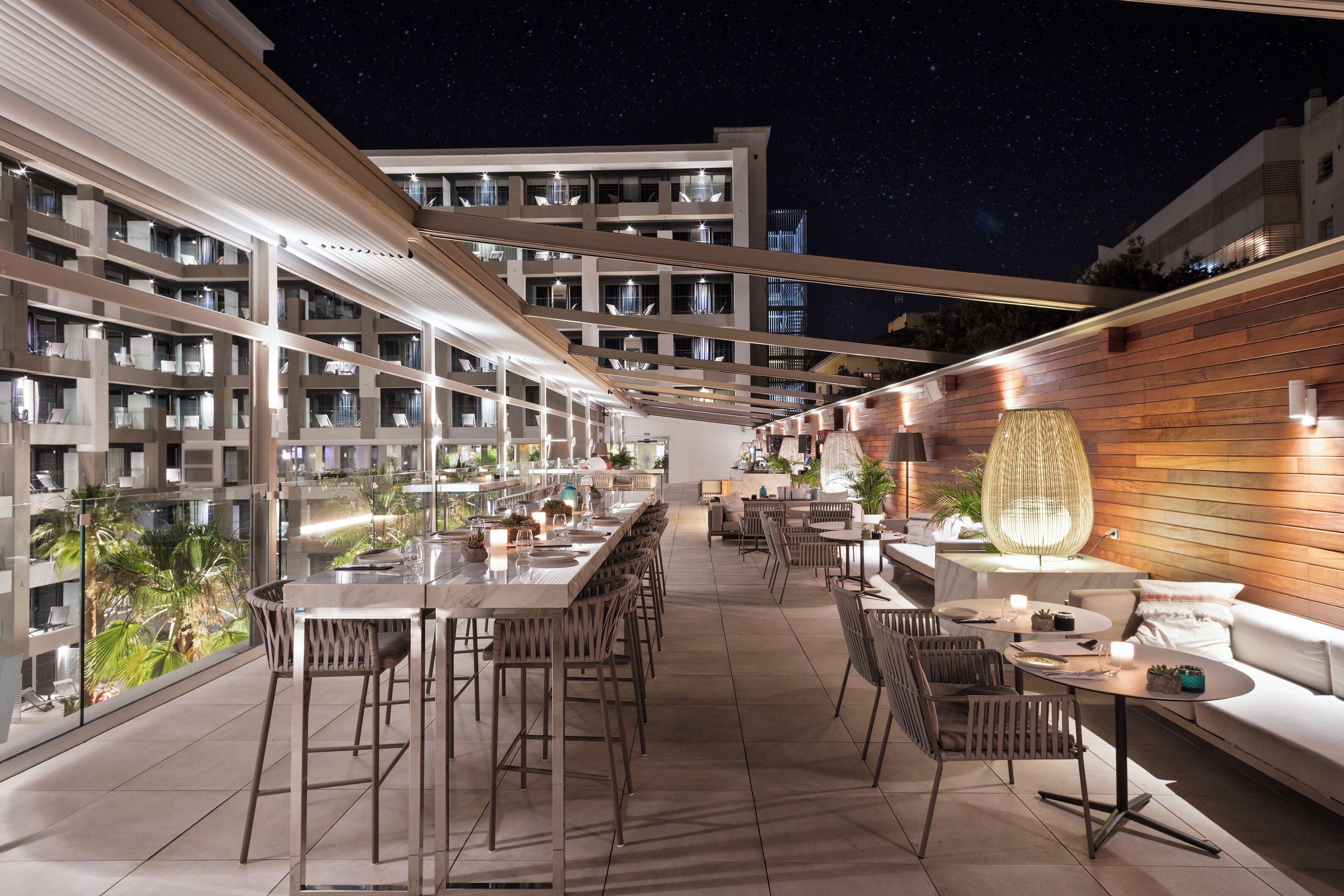 breakfast, lunch, dinner served; international cuisine