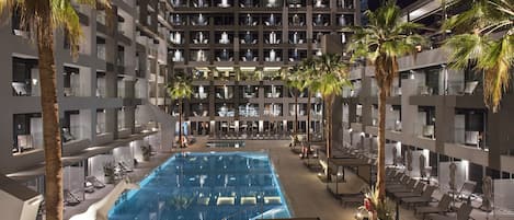 Piscine extérieure, parasols de plage, chaises longues