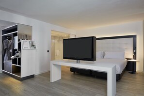 Minibar med vissa gratis produkter och värdeförvaringsskåp på rummet