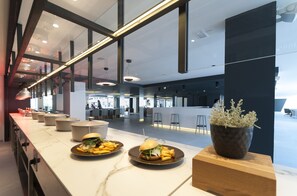 Petit déjeuner buffet servi tous les jours en supplément