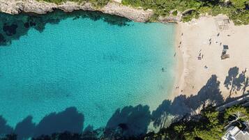 Een seizoensgebonden buitenzwembad, parasols voor strand/zwembad