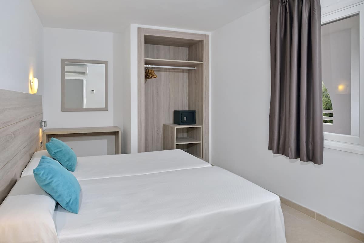 Blackout drapes, iron/ironing board, free WiFi, bed sheets