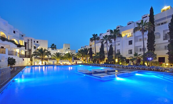 Seasonal outdoor pool, open 10:00 AM to 7:00 PM, pool umbrellas