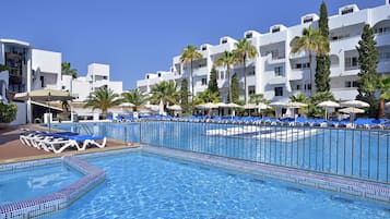 Piscine extérieure (ouverte en saison), parasols de plage