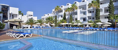 Piscine extérieure (ouverte en saison), parasols de plage