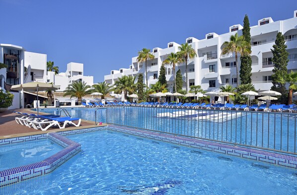 Piscine extérieure en saison, accès possible de 10 h à 19 h, parasols