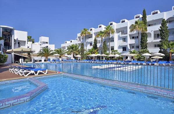 Piscine extérieure (ouverte en saison), parasols de plage