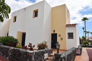 Vista frontal de la propiedad