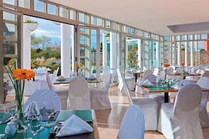 2 restaurants, breakfast served