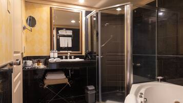 Presidential-Suite, 1 Schlafzimmer, Meerblick | Badezimmer | Duschwanne, Komfortbadewanne, kostenlose Toilettenartikel, Haartrockner