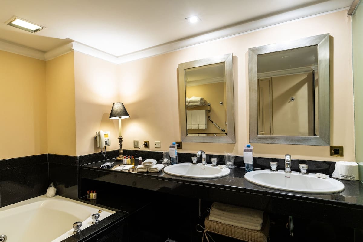 suite, 1 bedroom, city view | bathroom | combined shower/bathtub, deep-soaking bathtub, free toiletries