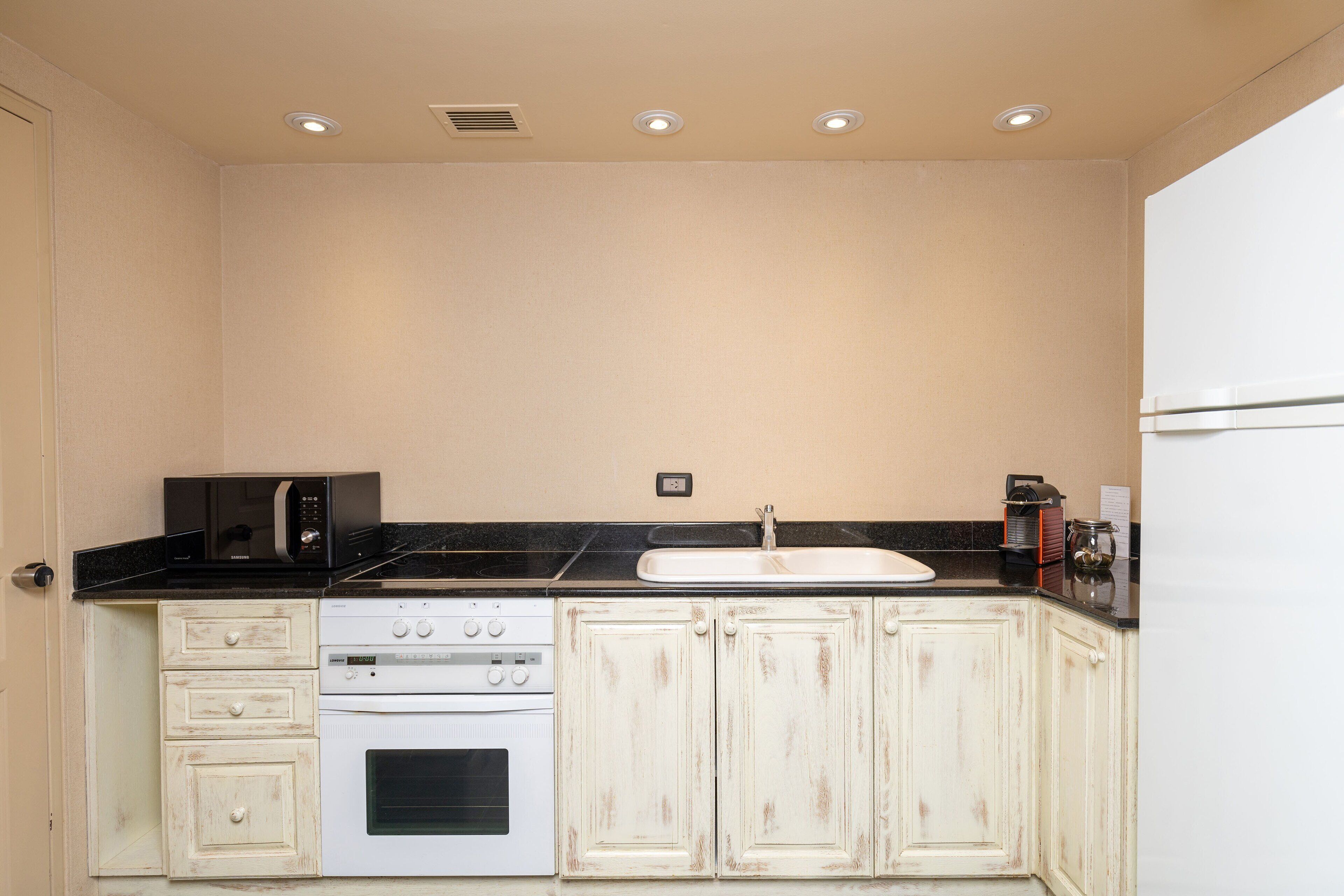 presidential suite, 1 bedroom, ocean view | premium bedding, minibar, in-room safe, desk