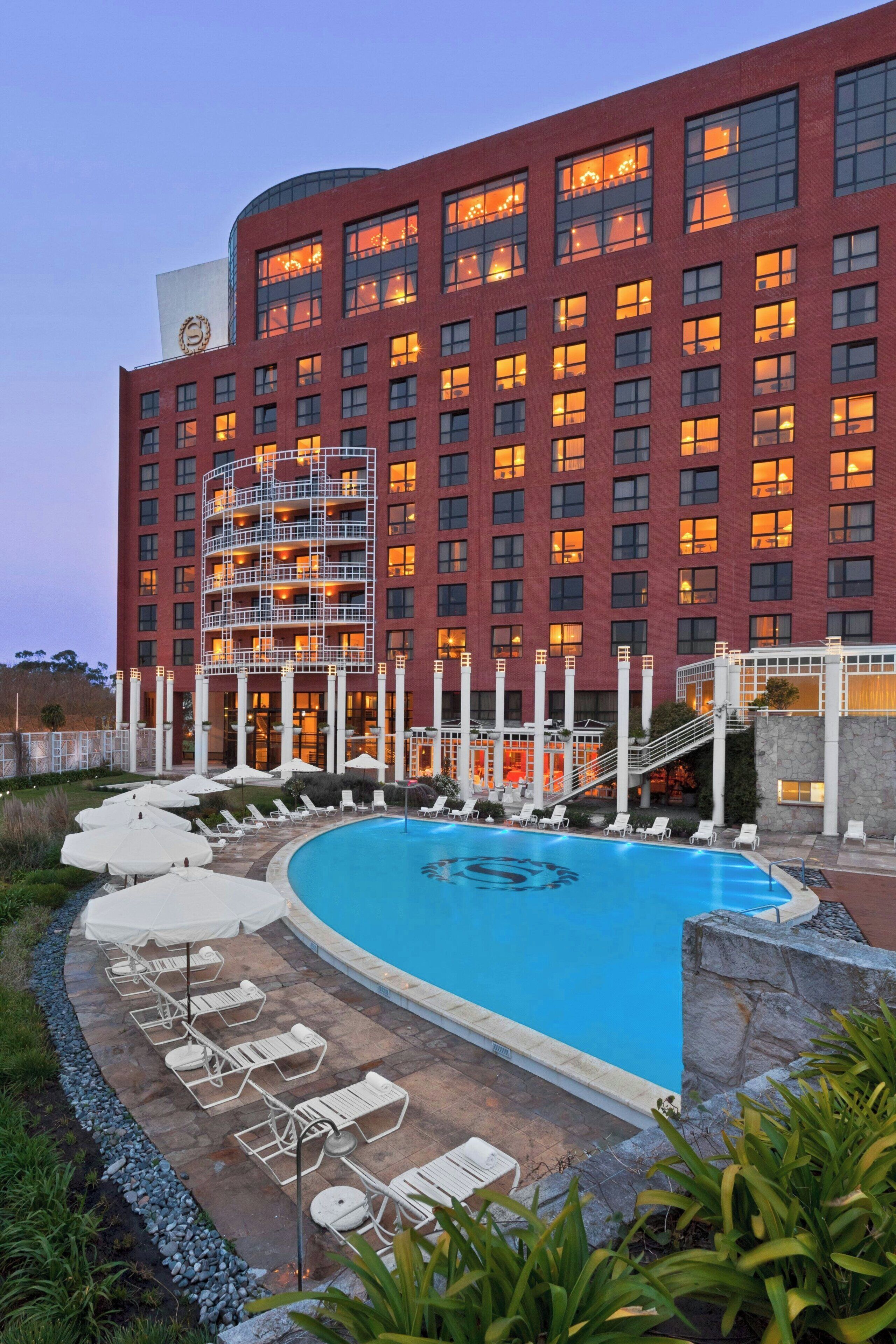 室内游泳池，季节性开放的室外游泳池