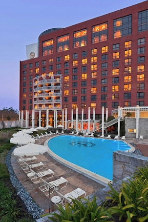Una piscina techada, una piscina al aire libre de temporada. Sheraton Mar Del Plata Hotel