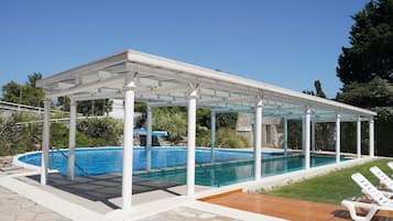 Alberca techada y alberca al aire libre por temporada