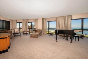 Suite presidencial, 1 habitación, vista al océano | Área de sala de estar | Televisión de 2 pulgadas con canales vía satélite 