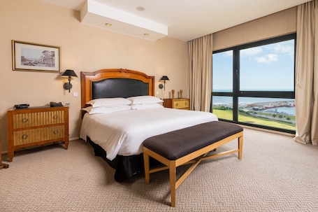 Ropa de cama de alta calidad y minibar . Sheraton Mar Del Plata Hotel
