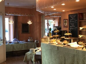 Se ofrece un desayuno bufé (18 EUR por persona)