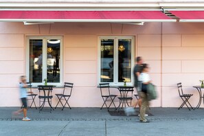 Outdoor dining - Hotel Vier Jahreszeiten (Salzburg)