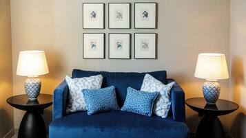 Deluxe-Doppelzimmer | Wohnbereich | 26-Zoll-LCD-Fernseher mit Kabelempfang, Fernseher