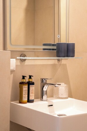 Shower, free toiletries, hair dryer, towels - Hotel Vier Jahreszeiten (Salzburg)