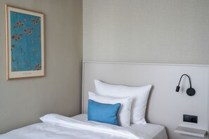 Standard Single Room | Peralatan tempat tidur hipoalergenik, bar mini, Wi-fi percuma 