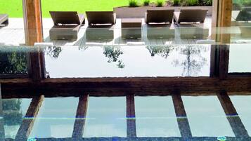 Sisäuima-allas, ulkouima-allas