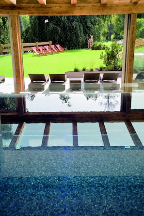 Indoor pool, outdoor pool - Hotel Kitzhof Mountain Design Resort (Kitzbuehel)