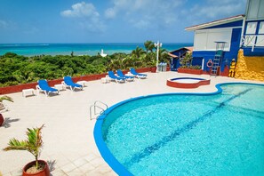 3 piscines extérieures, chaises longues