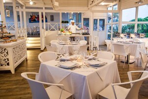 3 restaurants, breakfast, lunch, dinner served; international cuisine