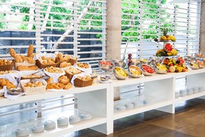 3 restaurants, servant le déjeuner et le dîner; cuisine internationale