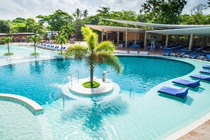 3 outdoor pools, sun loungers