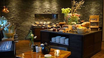 بوفيه فطور يوميًا بتكلفة قدرها (145 DKK للشخص)