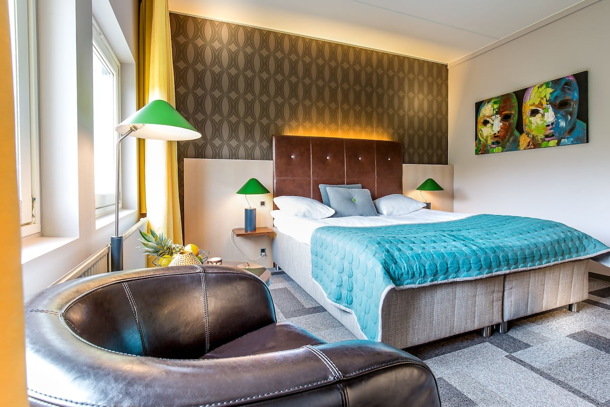 business room | minibar, desk, laptop workspace, iron/ironing board